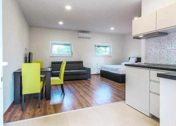 White 2 アパート